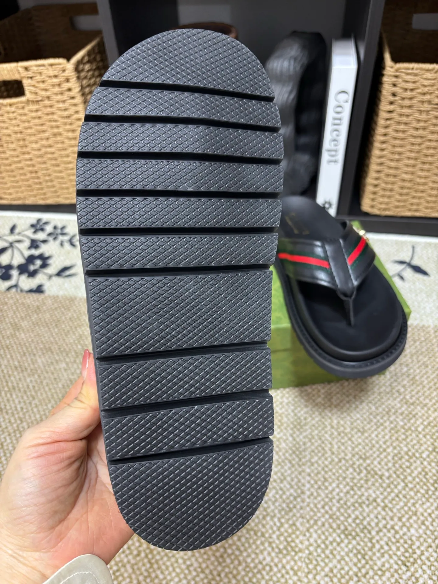 Factory 💰 300 yuan Gucci slippers] high-end men's shoes brand official website 1:1 latest masterpiece: original mold customization, the fabric is made of imported original materials, upgraded outsole, lighter and non-slip. The market's top quality, simple yet tasteful, a must-have for fashionistas, fashionable at your feet, full of confidence, the same style at the counter 👍The season of summer slippers is here. Code: 38-45 (45 customized)